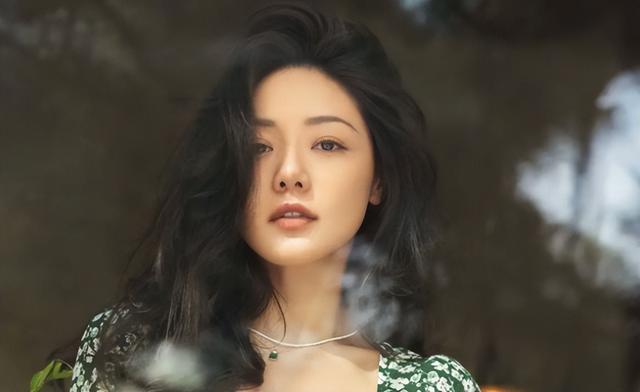 周姓女孩取名独特一点单字（周姓女孩取名独特一点四字）