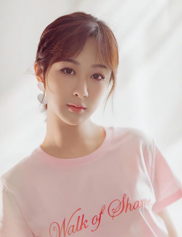 周姓女孩取名独特一点单字（周姓女孩取名独特一点四字）