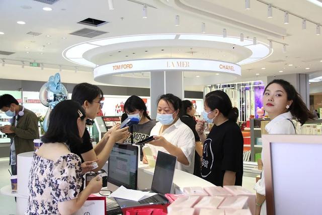 00多平旗舰店，名媛名妆开了一家可以坐下喝咖啡的美妆店"