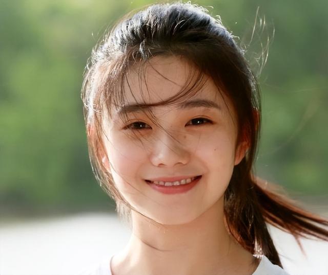 周姓女孩取名独特一点单字（周姓女孩取名独特一点四字）