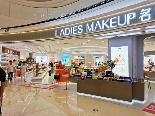 00多平旗舰店，名媛名妆开了一家可以坐下喝咖啡的美妆店"