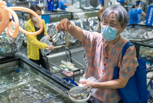 发挥科研精神闭关三年，上海高校毕业生攻克“陆地养虾”难题