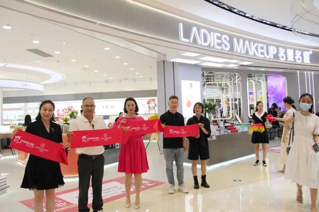 00多平旗舰店，名媛名妆开了一家可以坐下喝咖啡的美妆店"
