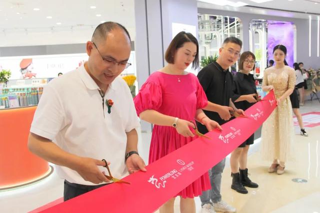 00多平旗舰店，名媛名妆开了一家可以坐下喝咖啡的美妆店"