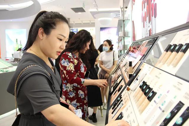 00多平旗舰店，名媛名妆开了一家可以坐下喝咖啡的美妆店"