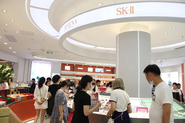 00多平旗舰店，名媛名妆开了一家可以坐下喝咖啡的美妆店"