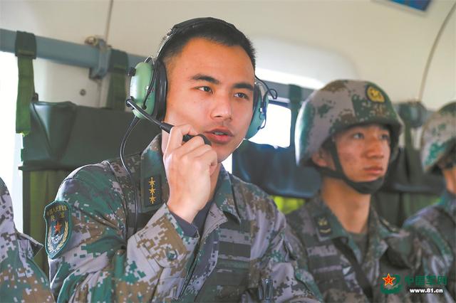 跨界学习培养联合作战人才，突击步兵连迎来飞行员连长