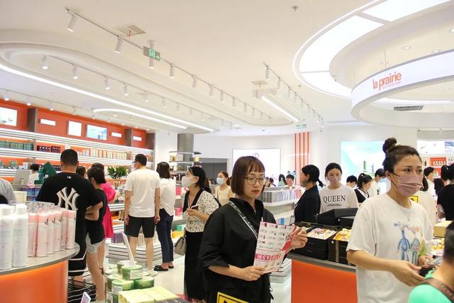 00多平旗舰店，名媛名妆开了一家可以坐下喝咖啡的美妆店"