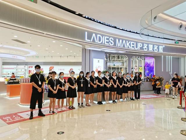 00多平旗舰店，名媛名妆开了一家可以坐下喝咖啡的美妆店"