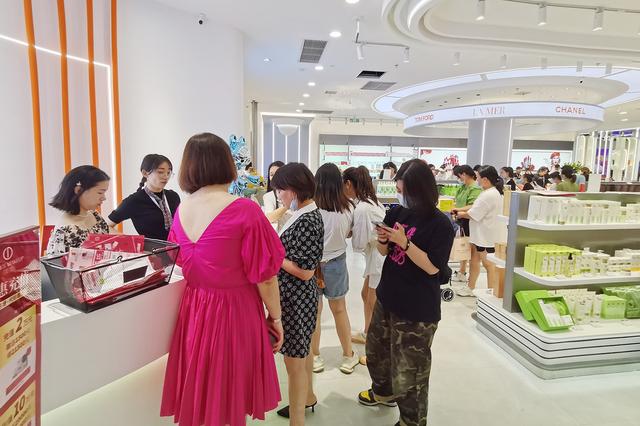 00多平旗舰店，名媛名妆开了一家可以坐下喝咖啡的美妆店"