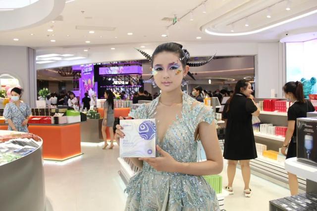 00多平旗舰店，名媛名妆开了一家可以坐下喝咖啡的美妆店"