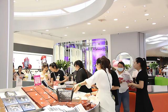 00多平旗舰店，名媛名妆开了一家可以坐下喝咖啡的美妆店"